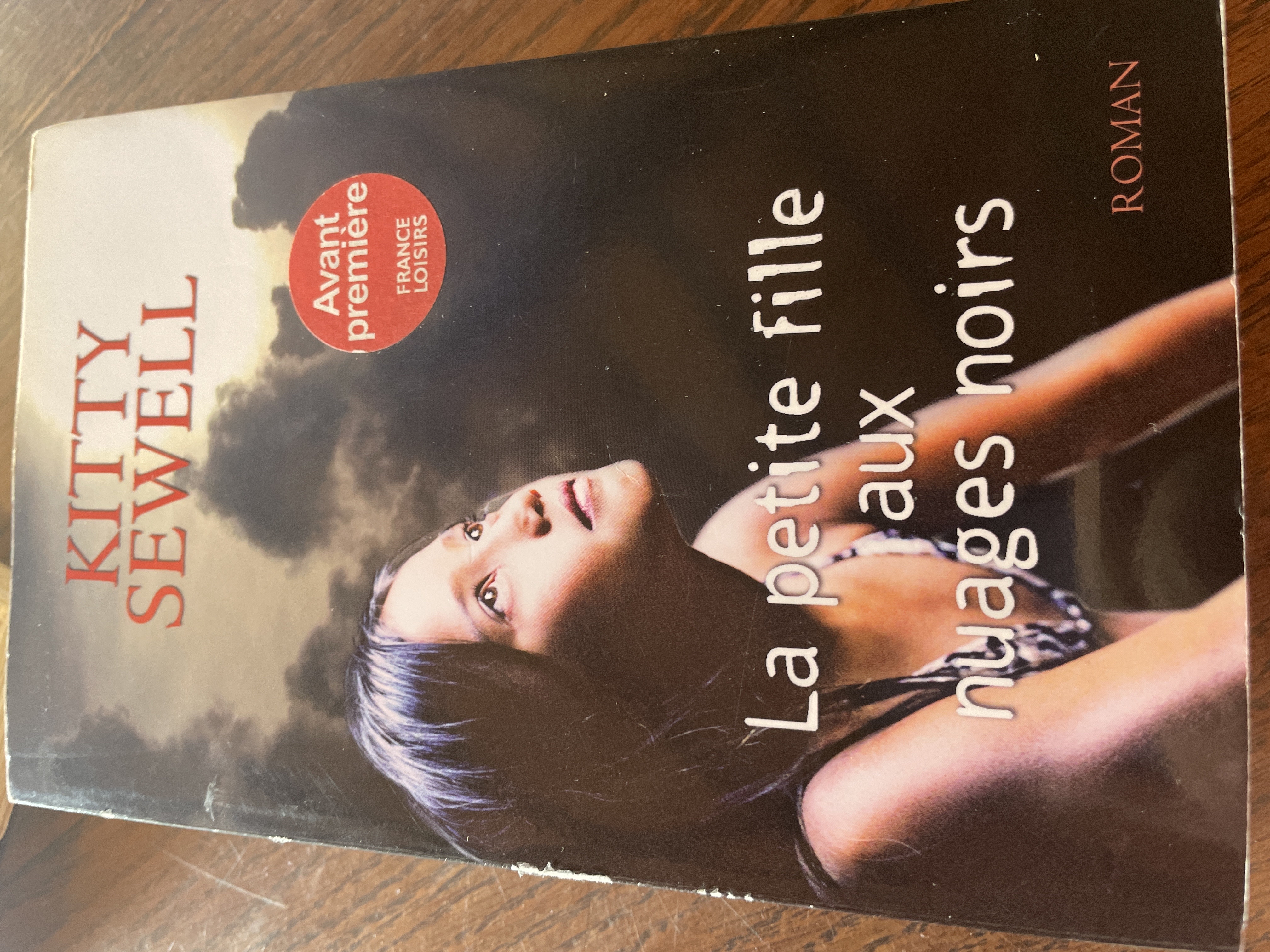 La petite fille aux nuages noirs | Kitty Sewell