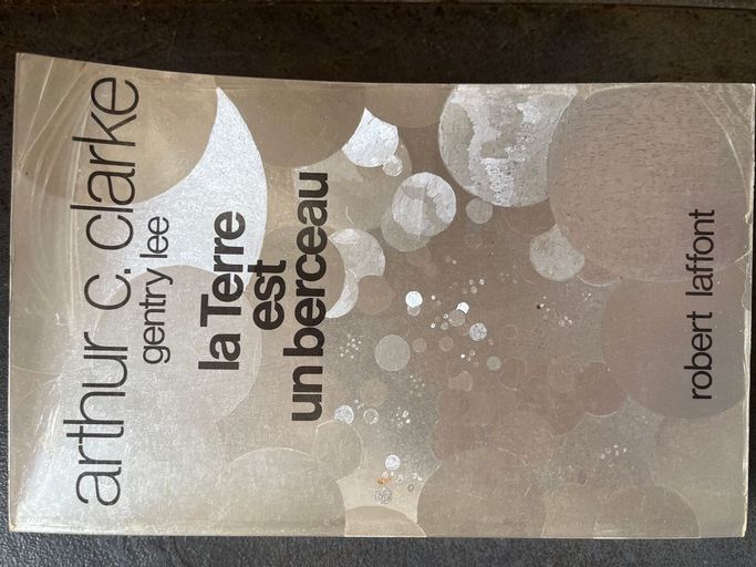 la Terre est un berceai | arthur C Clarke.   gentry Lee
