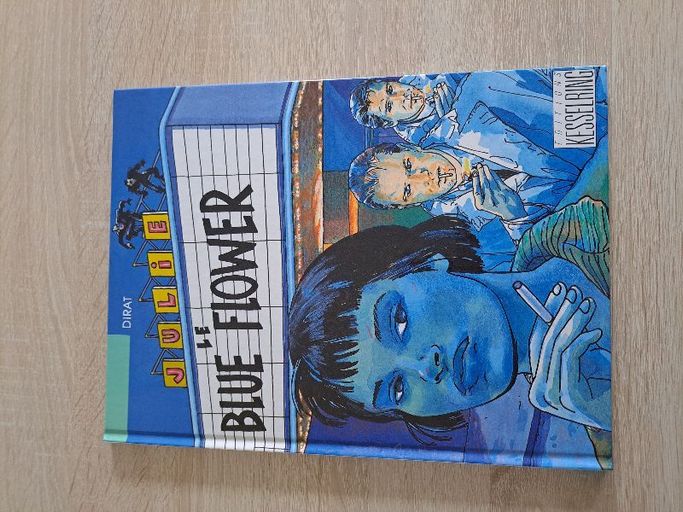 Julie. Le blue flower | Dirat